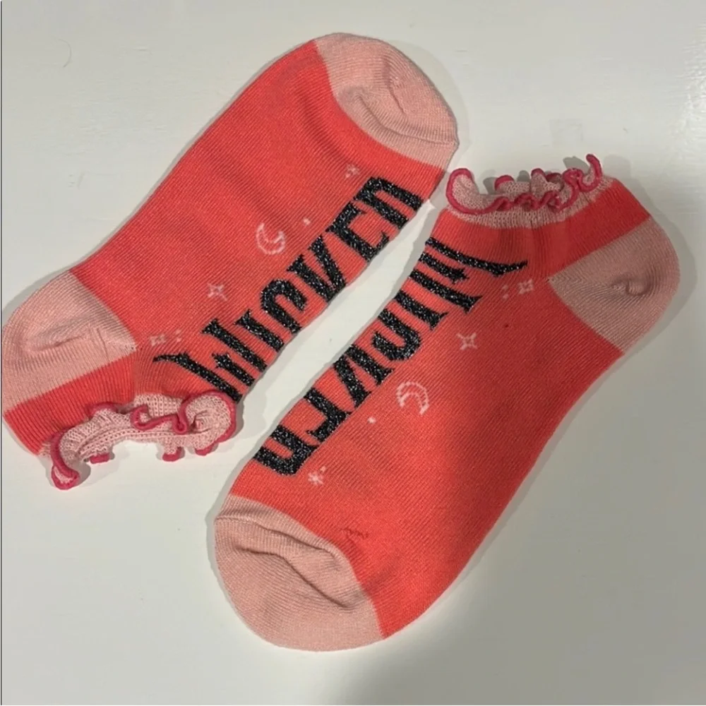 Wicked Bundle: Novel by Gregory Maguire, and socks! - Picture 5 of 7